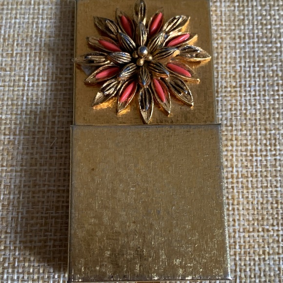 1960’s Florenza faux coral gold tone pill box, tooth fairy box or trinket box - Picture 4 of 5